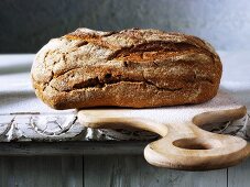 Rustikales Brot auf Schneidebrett