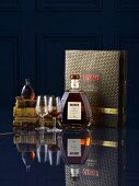 Cognac in Flasche und Gläsern