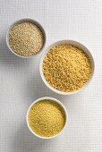 Quinoa und Couscous in Schalen (Draufsicht)