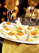 Blinis mit Sauerrahm und Räucherlachs