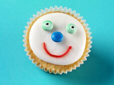 Cupcake mit lustigem Gesicht