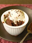 Englischer Schokoladenpudding mit Vanilleeis