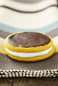 Banana Moon Pie mit Marshmallow-Füllung und Schokoglasur