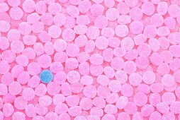 Rosafarbene Gummibonbons mit blauem Punkt