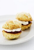 Victoria Sponge Whoopie Pies, gefüllt mit Sahne und Himbeermarmelade