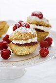 Victoria Sponge Whoopie Pies mit Himbeeren, gefüllt mit Sahne und Himbeermarmelade