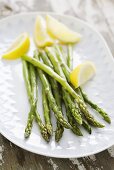 Green asparagus with lemon slices