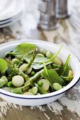 Grüner Salat mit Spargel, Kartoffeln, Spinat, Erbsen & Saubohnen