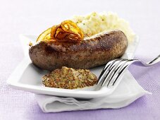 Bratwurst mit Senf, Zwiebeln und Kartoffelpüree