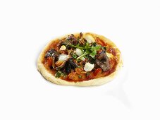 A mini pizza with mushrooms