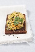 Pumpernickel mit Kichererbsen-Koriander-Paste mit Sesam