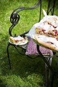 Rhabarber-Baiser-Kuchen auf einem Gartenstuhl