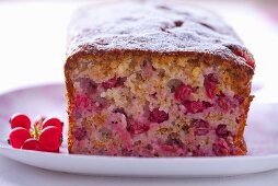 Redcurrant cake with icing sugar