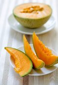 Melonenscheiben und halbe Melone