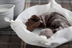 A chocolate wreath with icing sugar