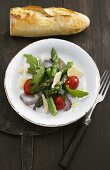 Spargelsalat mit Rucola, Tomaten und Parmesan, Baguette