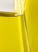 Olivenöl in Flaschen (Nahaufnahme)