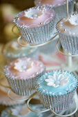 Cupcakes with sugar flowers for a wedding