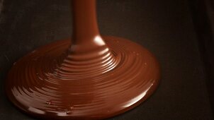 Bruchschokolade herstellen (Flüssige Schokolade in eine Form gießen)
