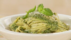 A plate of spaghetti with pesto alla genovese (US-English Voice Over)