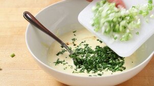 Mayonnaise mit Senf, Kräutern und Worcester verrühren