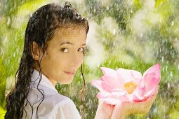Junge Frau im Sommerregen