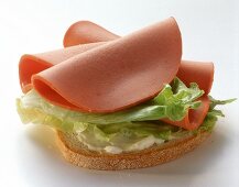 Belegtes Weißbrot mit Frischwurstscheiben, Salat, Mayonnaise