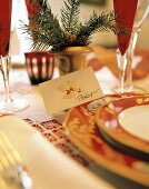 Weihnachtliches Gedeck mit Tischkarte & Tannenzweigen in Vase