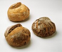 Drei verschiedene runde knusprige Brotlaibe