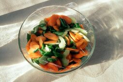 Geschnittenes Gemüse in einer Glasschale mit Plastikfolie