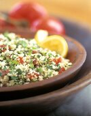 Tabbouleh Salat mit Tomaten und Kräutern
