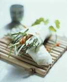 Thailändisches Gemüse im Reispapier (rohe Frühlingsrollen)