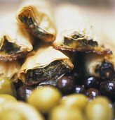 Filloteig mit Oliven-Spinat-Füllung