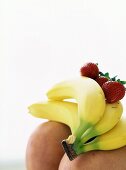 Bananen und Erdbeeren auf Knien