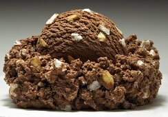 Eine Kugel amerikanische 'Rocky Road Ice Cream'