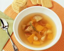 Vegetable broth with turkey, thyme and crackers