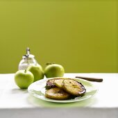 Gebratene Apfelscheiben, frische Granny Smith Äpfel, Zucker