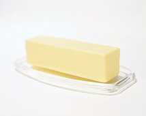 Ein Stück Butter auf Glasteller