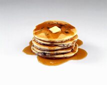 Heidelbeer-Pancakes mit Butter und Ahornsirup