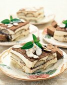 Tiramisu mit Mandelblättchen auf mehreren Tellern