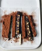 Kühlschrankkuchen aus Schokolade mit Nüssen & Trockenfrüchten