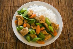 Hähnchen Chop Suey mit Reis (Asien)