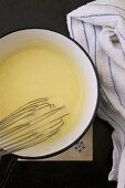 Bechamelsauce in Schüssel mit Schneebesen