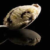 Ein Löffel Vanille-Heidelbeer-Eis mit Reflexion