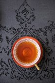 Eine Tasse Tee auf schwarzer Tischdecke