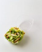Caesar Salad mit Hähnchenbrust in Plastikschale