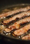 Bacon in Pfanne braten
