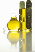 Kaltgepresstes Olivenöl in Karaffe und Flasche