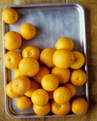 Viele Orangen auf einem Backblech
