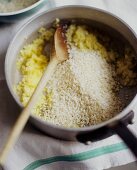Risotto zubereiten: Reis zu den gedünsteten Zwiebeln geben